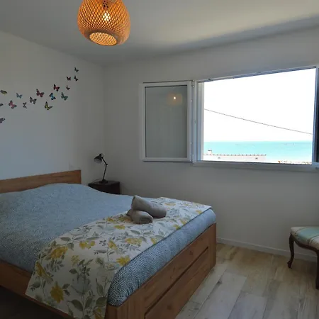L'horizon, Vue Imprenable, Accole A Un Bunker